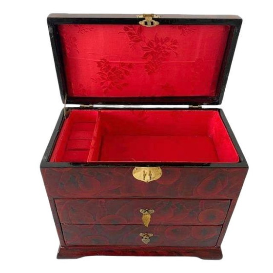 Image 1 of Vintage Chinese sieradendoos rood lakhout messing 1960's