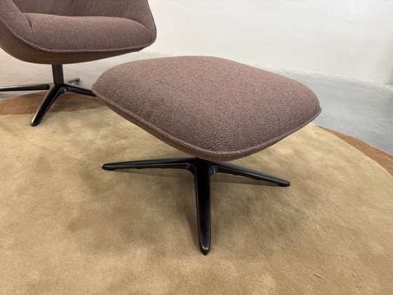 Image 1 of Poltrona girevole Pode Flare con poggiapiedi in tessuto