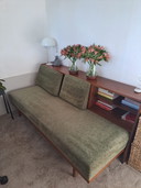 Sofá cama de mediados de siglo con estructura