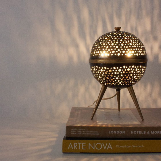 Image 1 of Lampe de table Saturn française des années 1950 en aluminium ajouré et laiton