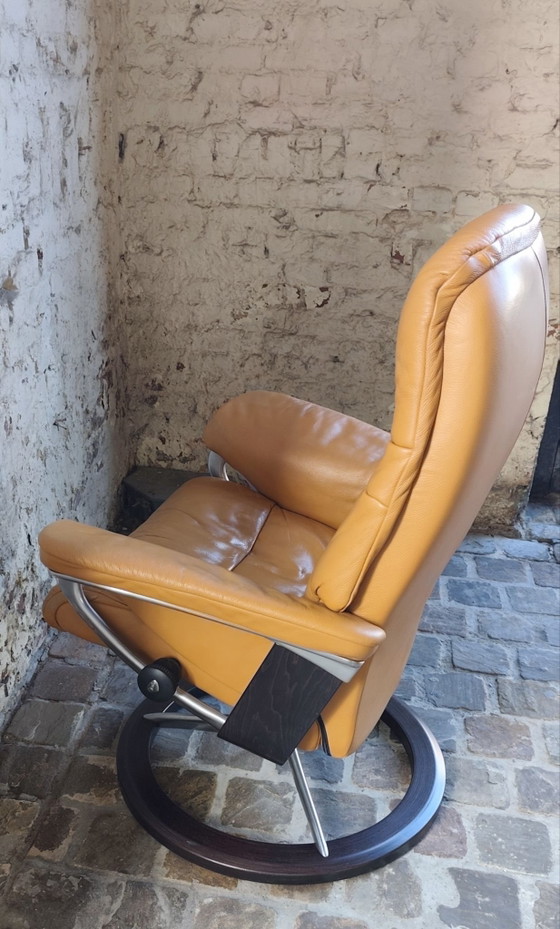 Poltrona relax in pelle Stressless M view Signature + Poggiapiedi Mayfair, Poltrone, Alluminio, Legno, Beige (foto 6 di 10)
