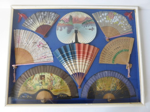 Decoratieve lijst onder glas met een collectie van 8 vintage waaiers