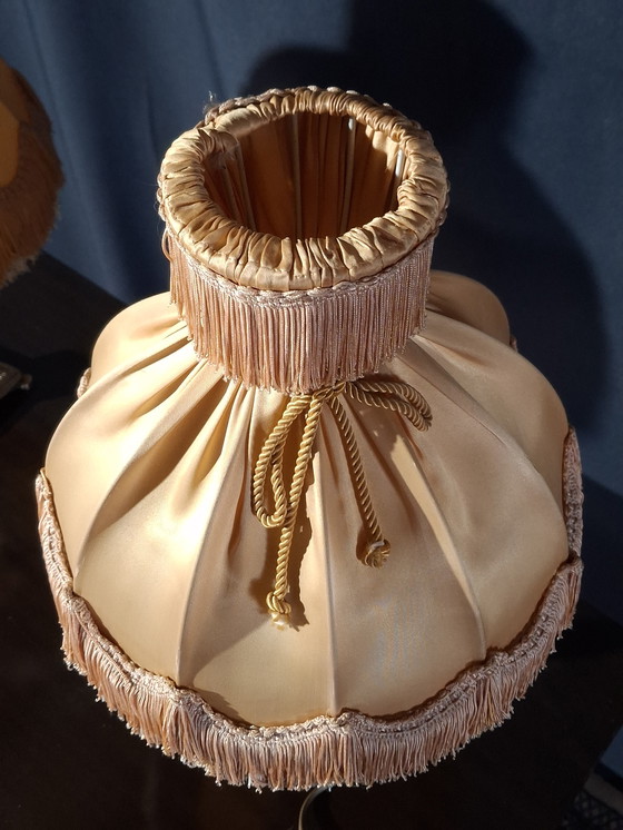 Image 1 of Coppia di lampade da tavolo in stile Luigi XVI, in ottone con paralumi con frange – anni '70