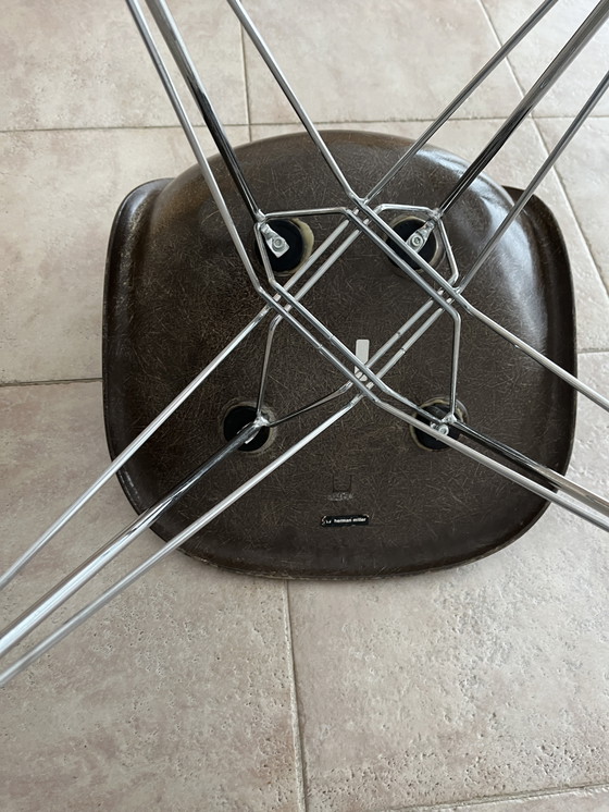 Image 1 of 4 Eames Sideshells und elliptischer Tisch von Hein und Matthson