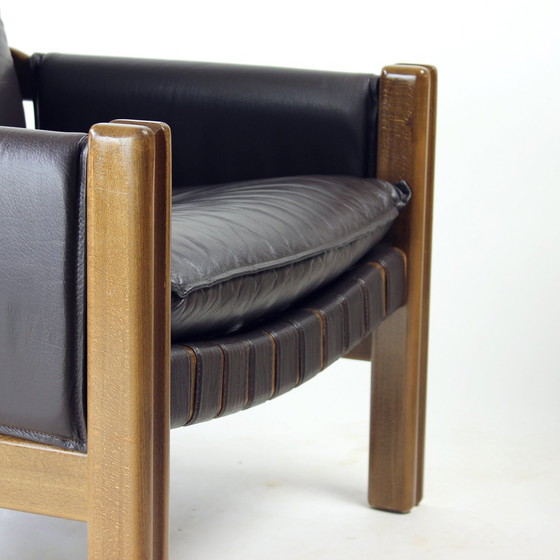 Image 1 of Bruine leren en walnoten lounge stoelen van TON, Tsjecho-Slowakije, set van 2