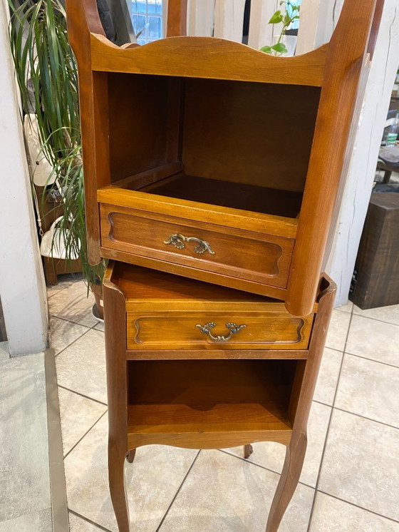 Image 1 of Coppia di comodini in stile Luigi XV con cassetto e nicchia