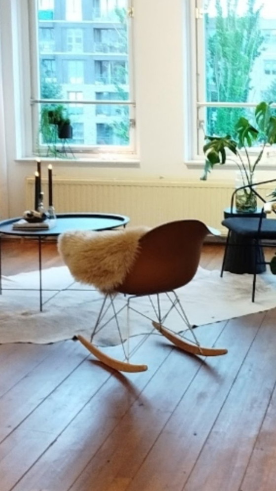 Image 1 of 1 sedia a dondolo dorata replica Eames