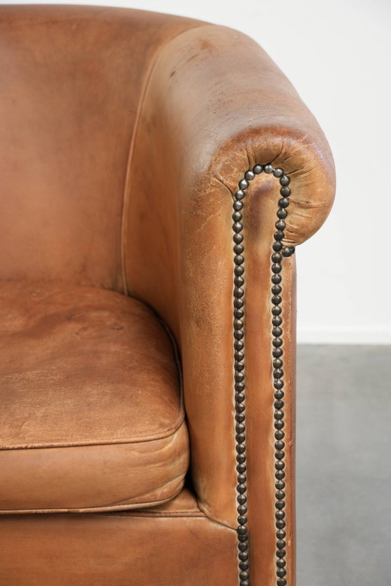 Heerlijke vintage schapenleren clubfauteuil in een mooie lichte cognac kleur met een prachtig patina en een (photo 14 of 14)