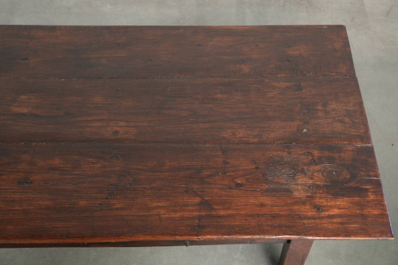 Zeer mooie antieke Zuid Europese salontafel uit de 18e eeuw van vruchtbomenhout met warme kleuren en 3 lades (photo 7 of 12)