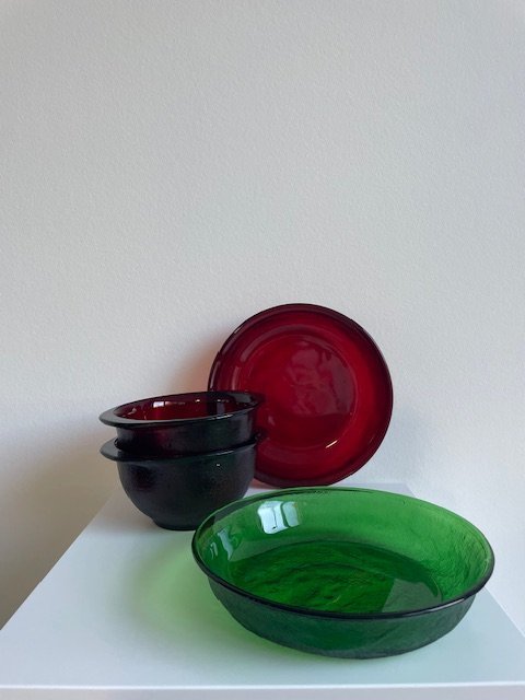 Vintage Arcoroc Glass Set: 2 Bowls, 4 Plates (Red & Green)