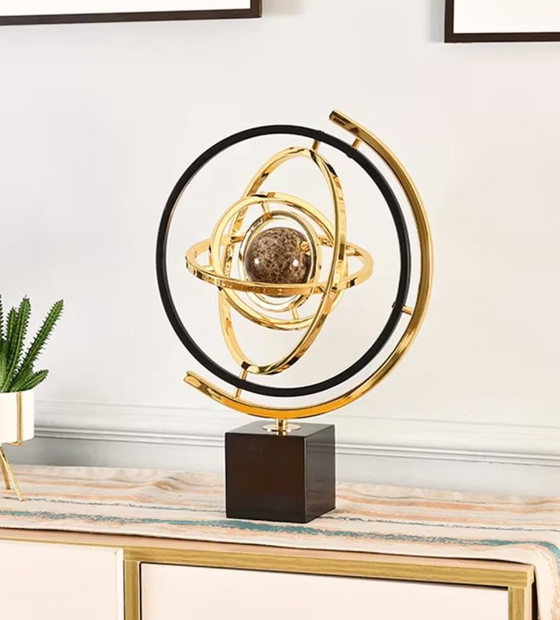 Neue moderne abstrakte Skulptur aus Eisen mit Globus-Optik in Schwarz und Gold, Kunstdekor mit rechteckigem (photo 9 of 9)