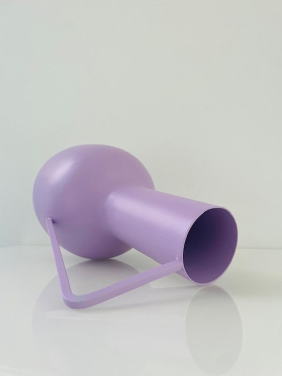 Image 1 of Pichet en métal lilas avec grande anse 30 cm