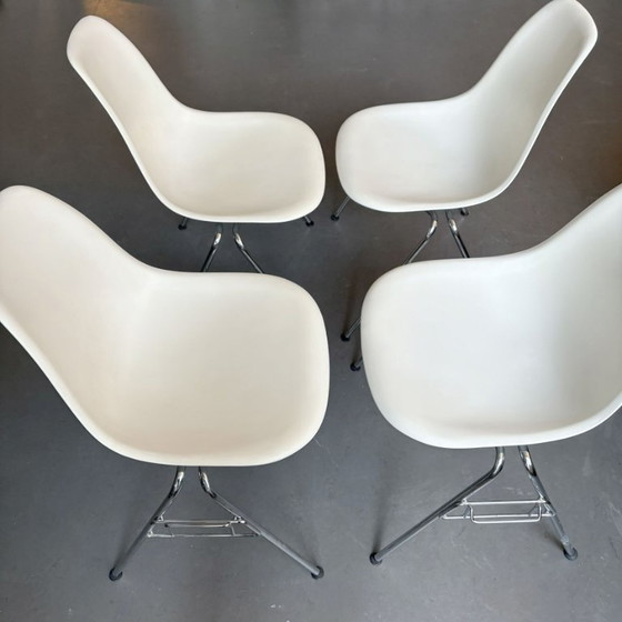 Image 1 of set van 4x Eames Vitra DSS stoelen wit