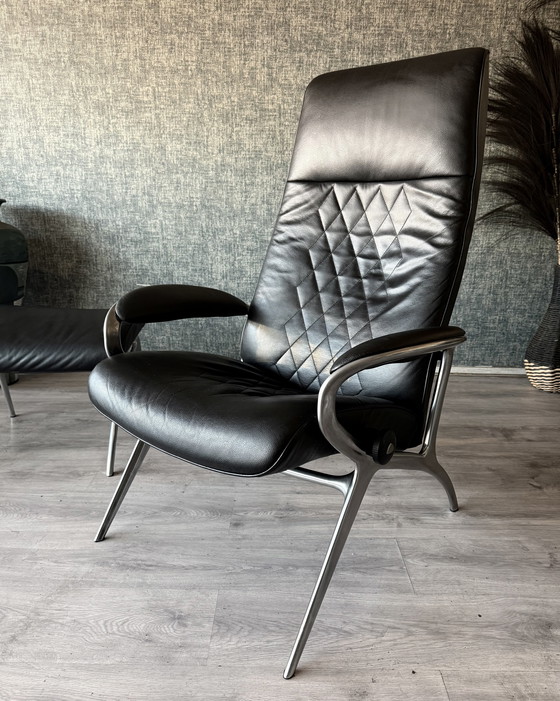 Image 1 of Poltrona lounge James Stressless con poggiapiedi in pelle nera e alluminio