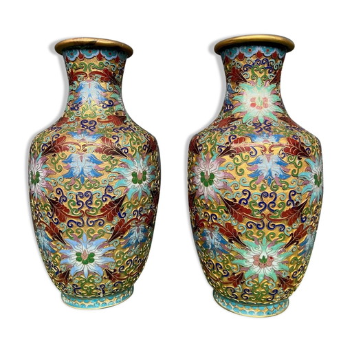 Pair of Chinese bronze vases decorated with cloisonné enamel. – vazen
