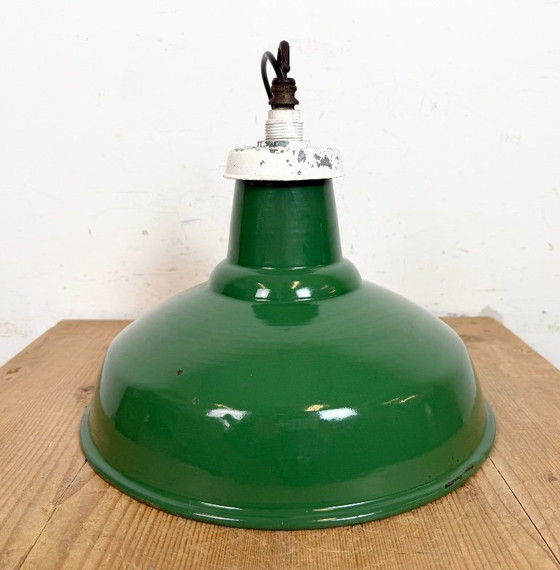 Image 1 of Industriële Britse groene emaille fabriekshanglamp, jaren 60
