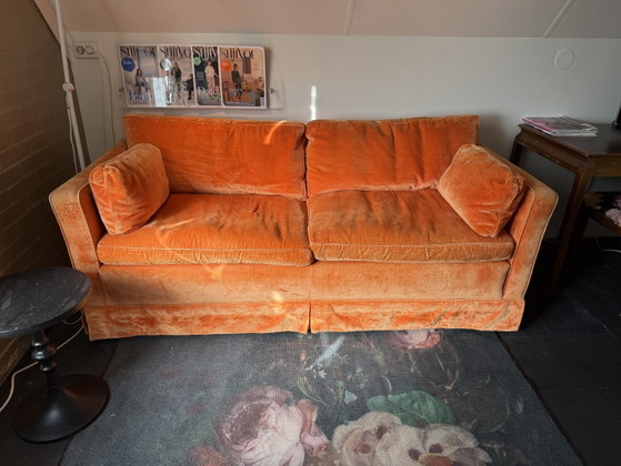 Image 1 of Canapé 2 places en velours orange avec coussins garnis de duvet