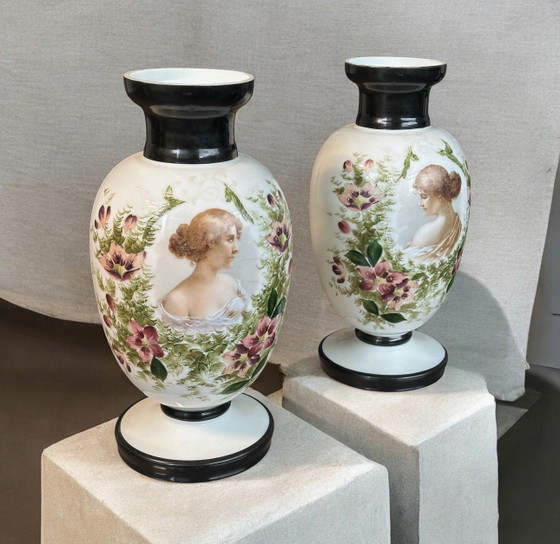Image 1 of Wunderschönes Paar antiker viktorianischer Porträtvasen – Bristol-Opalglas (2er-Set)