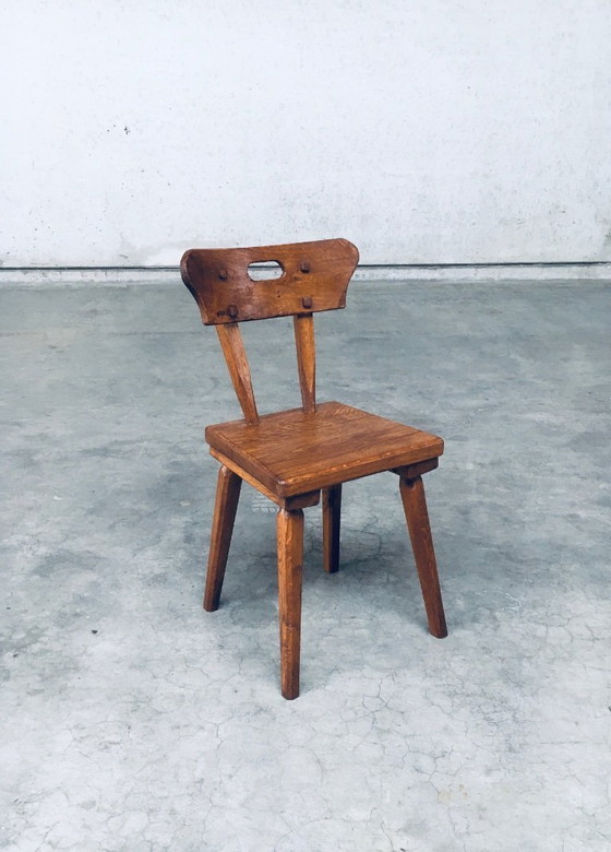 Image 1 of Handgefertigtes Esszimmerstuhl-Set aus rustikaler Eiche im Stil der Volkskunst, Frankreich, 1940er Jahre