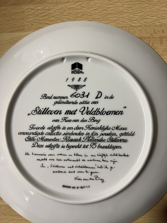 Image 1 of Piatto di porcellana, Kees van den Berg, Natura morta con fiori selvatici