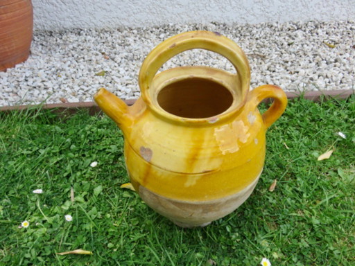 Jarra de agua de terracota vidriada amarilla, suroeste de Francia, finales del siglo XIX.