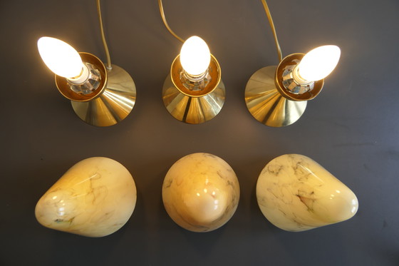 Image 1 of Tre caratteristiche lampade da tavolo Art Déco, coniche, in ottone e vetro marmorizzato