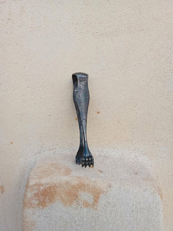 Image 1 of Antieke suikertang met klauwen en bloemversiering.