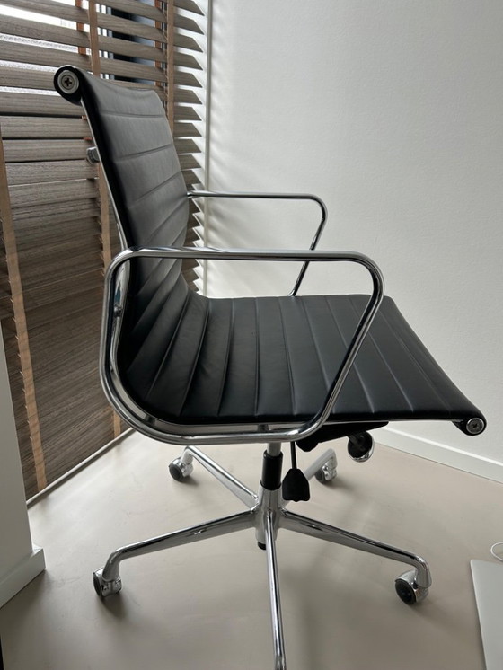 Image 1 of Magnifique exemplaire de chaise de bureau Vitra Charles Eames en parfait état.