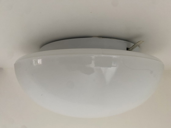 Image 1 of Applique murale/plafonnier vintage en verre opalin massif