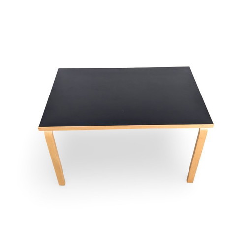 Originele Alvar Aalto 81B eettafel, Artek linoleum, zwart berkenhout