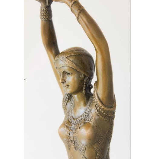 Originale Bronzeskulptur. Tänzerin aus Chiparus-Bronze mit erhobenen Händen – Vintage-Bronze. Dekoration.