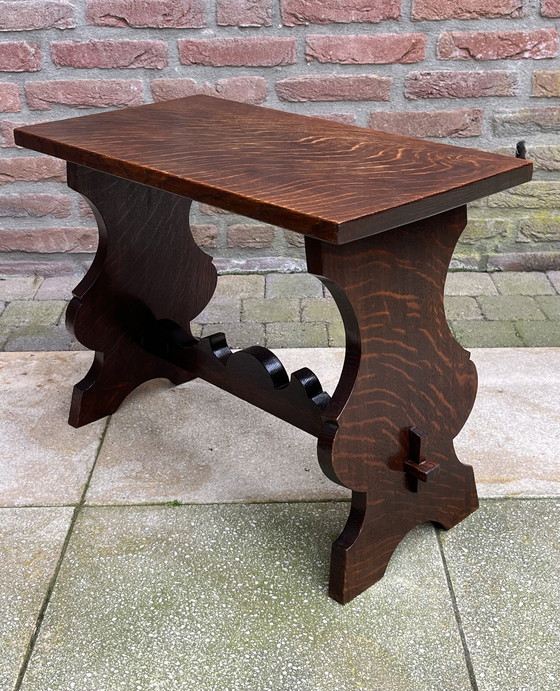 Image 1 of Table d'appoint de l'école d'Amsterdam | Chêne massif | 1920-1940 | Unique Craftsmanship