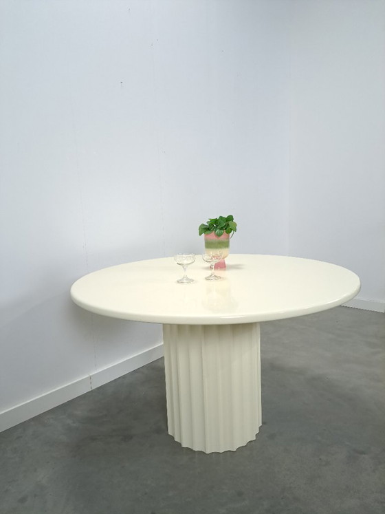 Image 1 of Runder, cremefarbener Esstisch mit gerippten Beinen