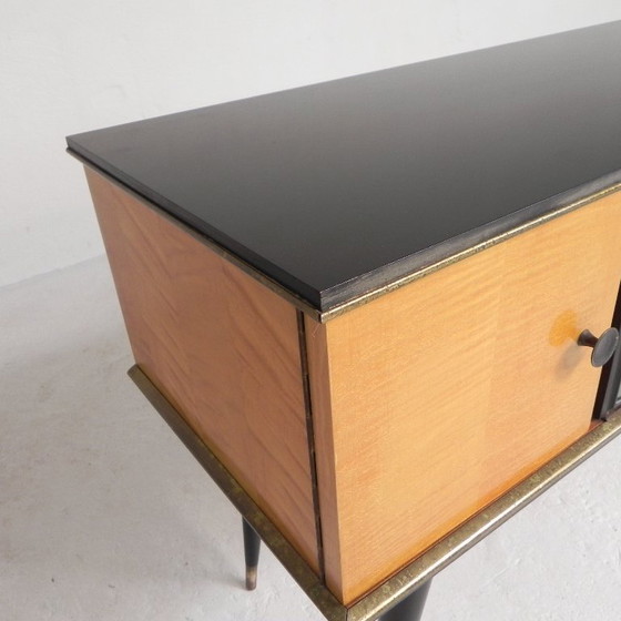 Image 1 of Aparador antiguo con patas cónicas, década de 1950.