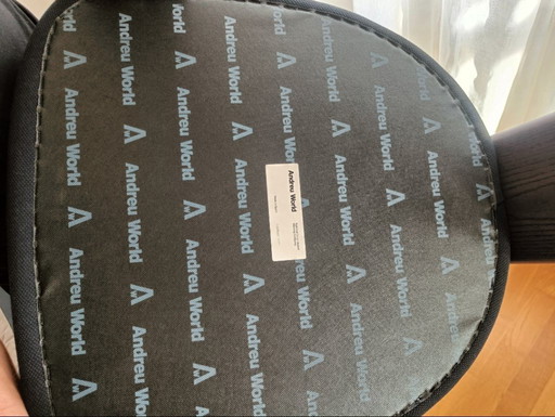 Silla Õru' de Patricia Urquiola para Andreu World – Fresno oscuro y tela (Diseño premiado)