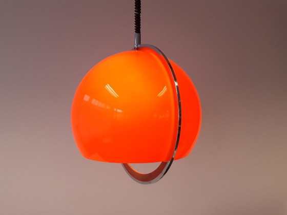 Image 1 of Oranje plexiglazen vintage hanglamp met trekpendel en handvat van chroom en hout, 70s lamp