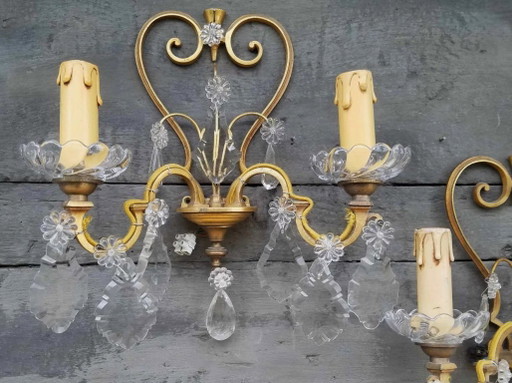 Paire d'appliques murales vintage françaises en laiton et cristal à deux bras