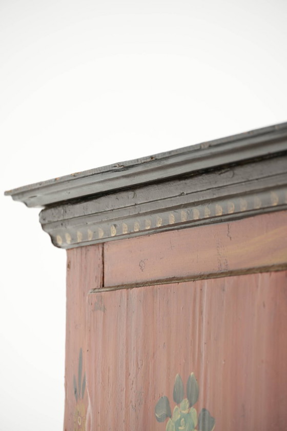 Einzigartiger antiker österreichischer handbemalter Brautschrank mit schöner Patina und funktionierendem (photo 12 of 13)