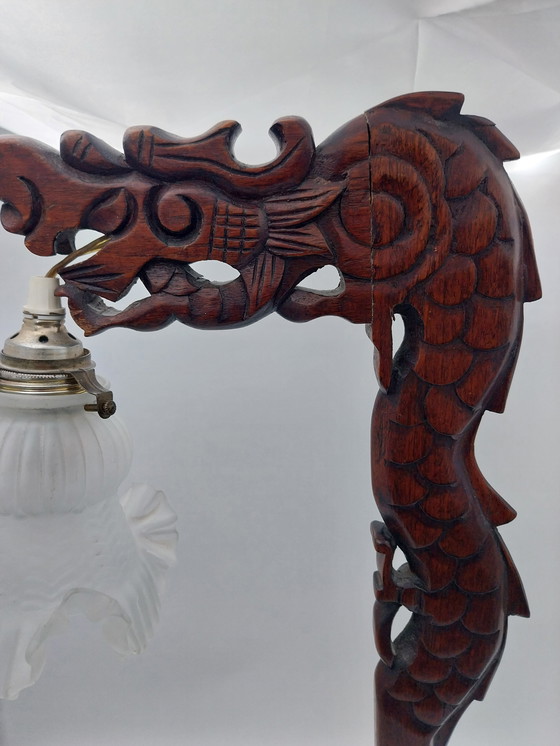 Image 1 of Lámpara de mesa china con motivo de dragón tallado