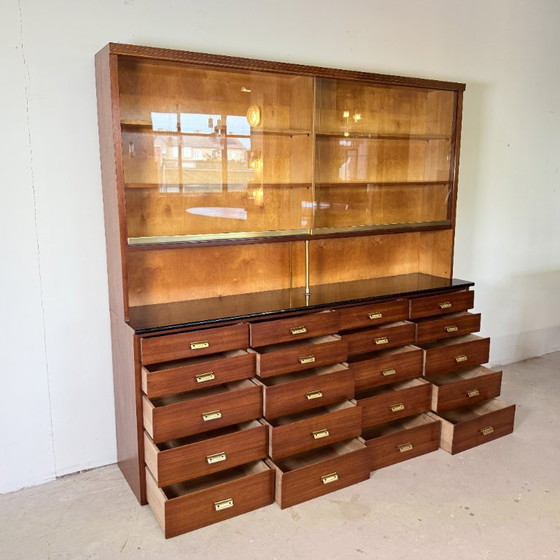 Vintage Duitse Apothekerskast In Mahonie | Mid-Century Modern – Opbergkast, Glass, Wood (photo 4 of 14)