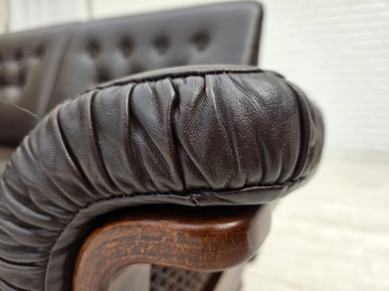 Image 1 of Sofá escandinavo de tres plazas de los años 70, tapizado en cuero, patas de teca y madera curvada.