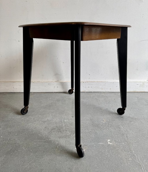 Vintage bijzettafel op zwenkwielen