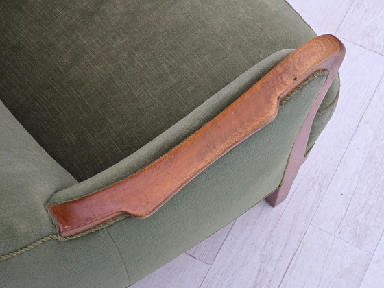 Image 1 of 1960er Jahre, dänischer Hochlehnersessel, grüner Möbelvelours, Teakholz.