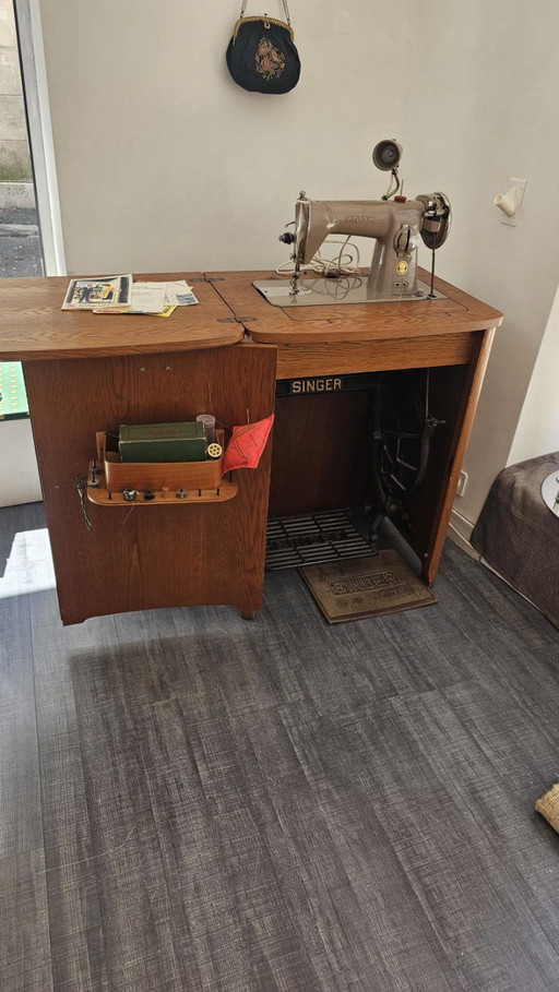 Singer naaimachine uit 1956 met originele houten kast en voetpedaal – Vintage Mid-Century – ladekasten, Metal