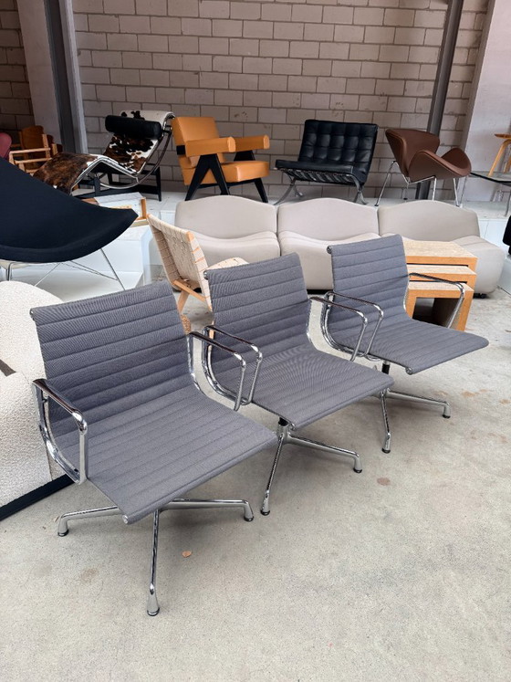 Set di 2 Vitra Eames EA108, Charles e Ray Eames (prezzo set) – Sedie da conferenza, Tessile, Alluminio (photo 2 of 14)