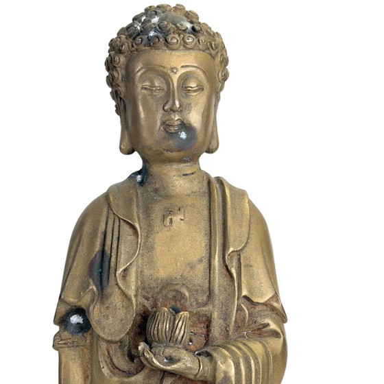 Antiker Bronze Amitabha Buddha mit Lotusknospe und Qing-Markierung auf der Unterseite. – Bildhauerei (photo 9 of 10)
