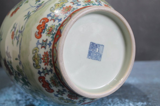 Image 1 of Vaso cinese a balaustra in celadon decorato a mano con marchio di sigillo