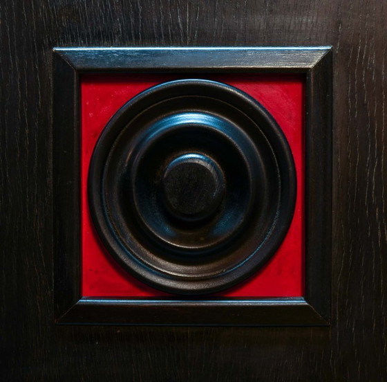 Image 1 of Groot, brutalistisch highboard in De Coene-stijl uit het midden van de 20e eeuw, zwart met rode accenten. België, jaren 60.