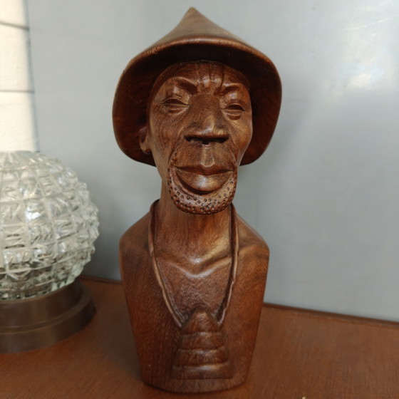 Image 1 of Buste vintage en bois sculpté à la main – Sculpture en bois massif – Art populaire du milieu du XXe siècle – 28 cm