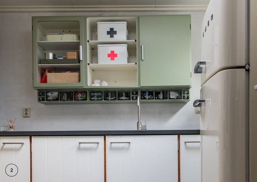 Original Piet Zwart Küchenoberschrank (Bruynzeel, 1950er Jahre) - restauriert mit Vintage-Charakter